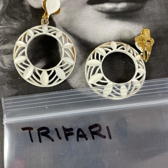 Beautiful vintage Crown Trifari white and gold Gypsy hoop earrings - Picture 5 of 5
